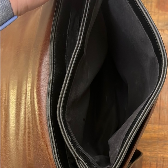 Elegant Black and Brown Crossbody Bag with Adjustable Strap - Picture 7 of 11